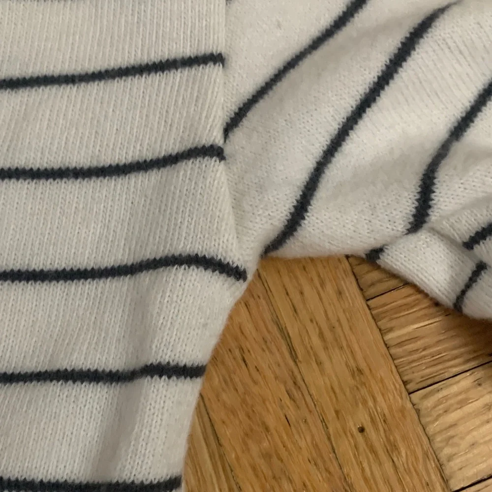 EUC Striped Knot Front Knit Top Old Navy Girls Size Small (6/7)